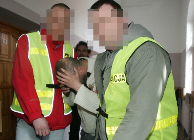 Na zdjęciu Jacek D. prowadzony przez policjantów do prokuratury na przesłuchanie. 