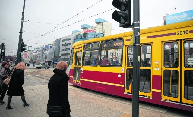 Ten tramwaj chyba nie zdążył przejechać na zielonym, bo zielone mają też... piesi.