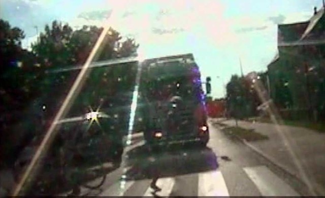 Policjanci z Wałcza zatrzymali prawo jazdy kierowcy ciężarówki, który wjechał na przejście dla pieszych, przez które akurat przechodziły się dwie osoby
