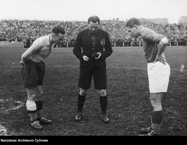Zdjęcie z meczu w maju 1939 roku. Nikt jeszcze nie wiedział, że przyszłoroczne rozgrywki będą w pełnej konspiracji.