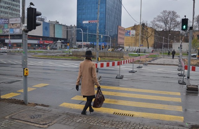 Pieszy pokonuje dwa niezależne przejścia i powinien stosować się do odrębnych sygnalizacji