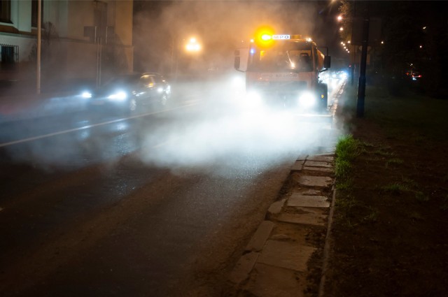 Nocne polewanie ulic podczas wspomnianego w tekście eksperymentu w Krakowie
