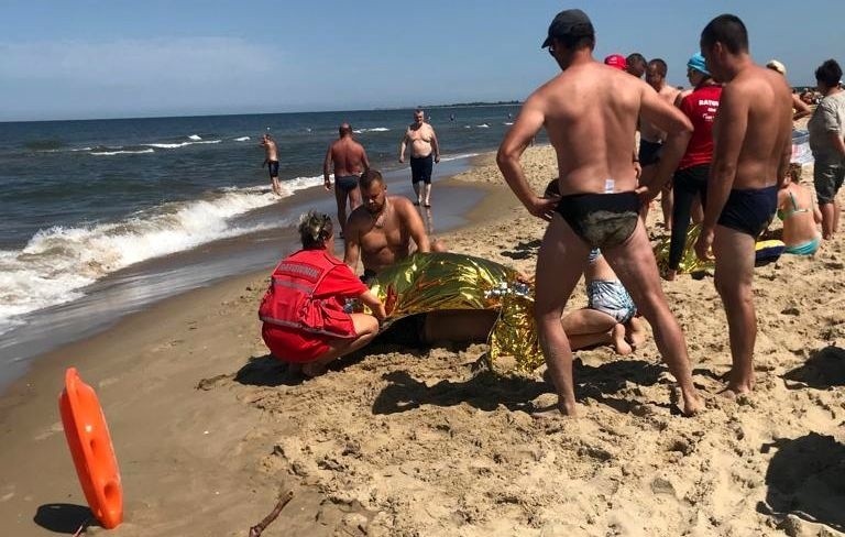 W Gdańsku Sobieszewie topiła się trójka dzieci i ich dziadek. Dramatyczna akcja na plaży. Policjant, który ich uratował, otrzyma nagrodę