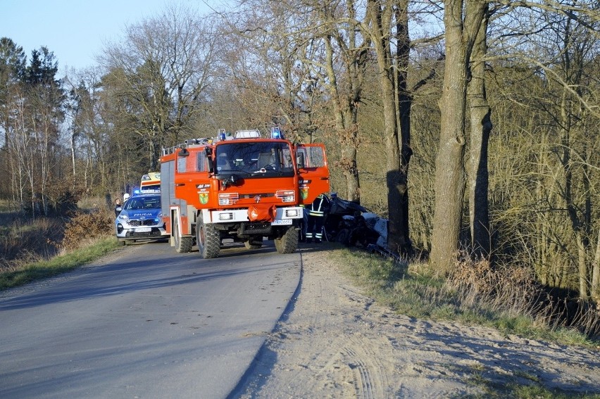 Śmiertelny wypadek na drodze z Kczewa do Słonowic w gm. Kobylnica (zdjęcia)