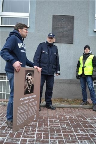 Częstochowa: Poseł Jaskóła przepychał się z policją, która broniła tablicy z sierpem i młotem