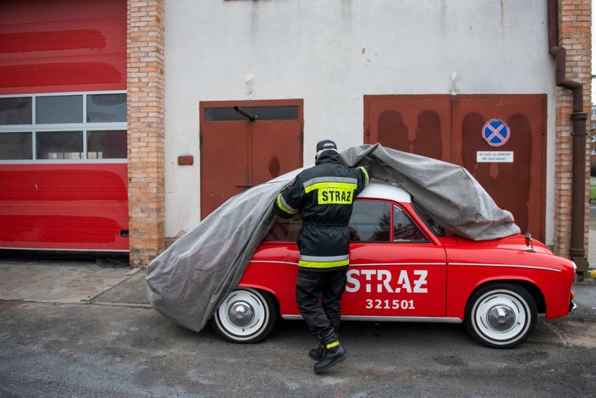 Uwagę na placu przyciąga pojazd pod plandeką. Zdradzają go...