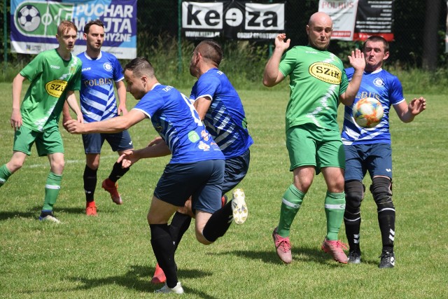 W rzeszowskiej klasie A2 Tatyna Dylągówka (niebieskie stroje) sezon zakończyła przegraną u siebie z Gromem SZiK Handzlówka