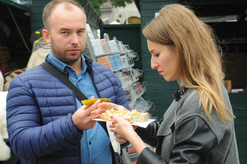 Sztuka ludowa na Rynku, a w sąsiedztwie można się zajadać pierogami różnych smaków