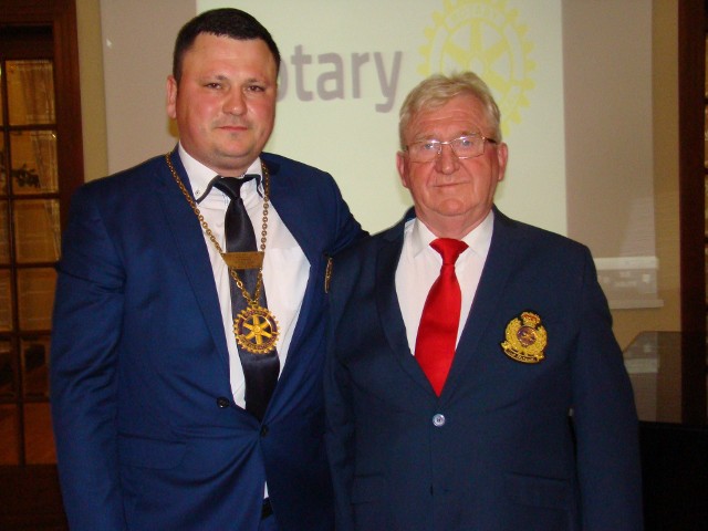 Janusz Niewiadomski (z prawej) i Marek Antczak (z lewej) po przekazaniu insygniów prezydenckich Rotary Club