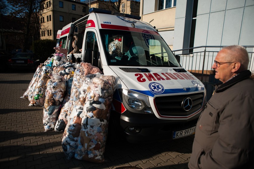 Krakowskie Pogotowie Ratunkowe otrzymało 2,5 tys. maskotek, które będą jeździć w karetkach 