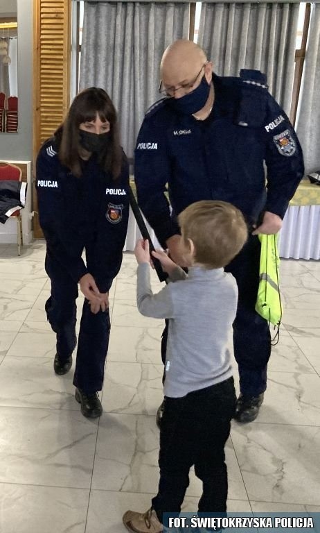 Koneccy policjanci z koziołkiem "Spoko" odwiedzili ukraińskie dzieci w Sielpi [ZDJĘCIA]