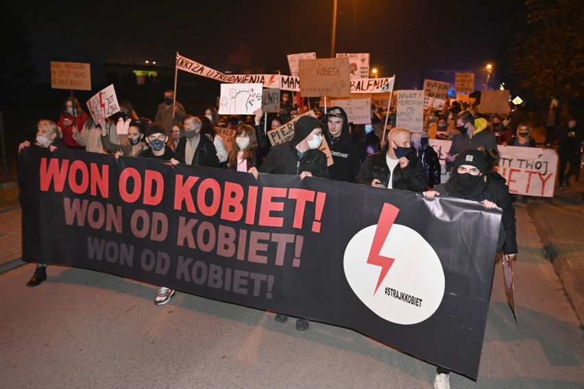 Głośny protest kobiet w Stąporkowie [ZDJĘCIA, ZAPIS TRANSMISJI NA ŻYWO]