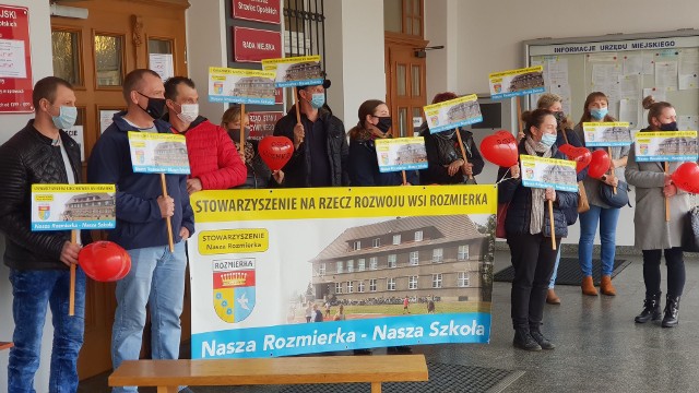 Mieszkańcy Rozmierki protestowali przeciwko szykowanym zmianom. Interweniowali w tej sprawie m.in. u kuratora.