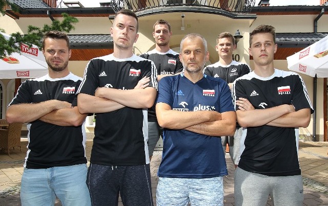 Konrad Formela i Adam Swaczyna (w górnym rzędzie) oraz Mateusz Grabda, Marcin Komenda, Dariusz Daszkiewicz i Szymon Biniek.