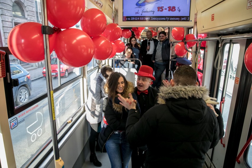 Po Krakowie kursował specjalny walentynkowy tramwaj