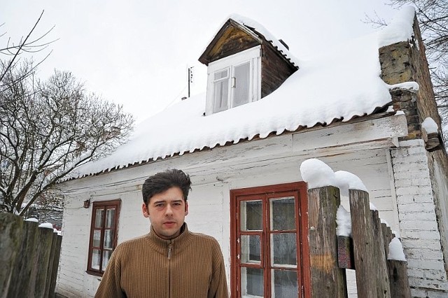 Grzegorz Dzienis twierdzi, że jego przodek kupił pustą działkę. - Wzniósł na niej dom, który stoi do dziś. Te grube belki przetrzymają pewnie jeszcze niejedno - śmieje się.