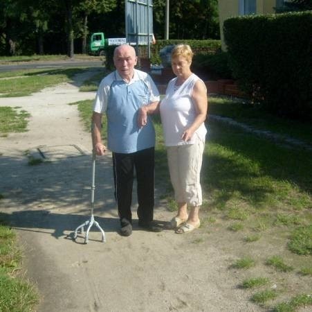 Jan i Janina Łukasikowie od nie mogą doczekać się chodnika koło swojego domu