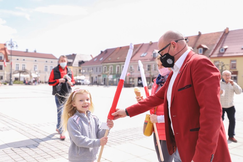 Burmistrz wręcza flagi na pszczyńskim rynku