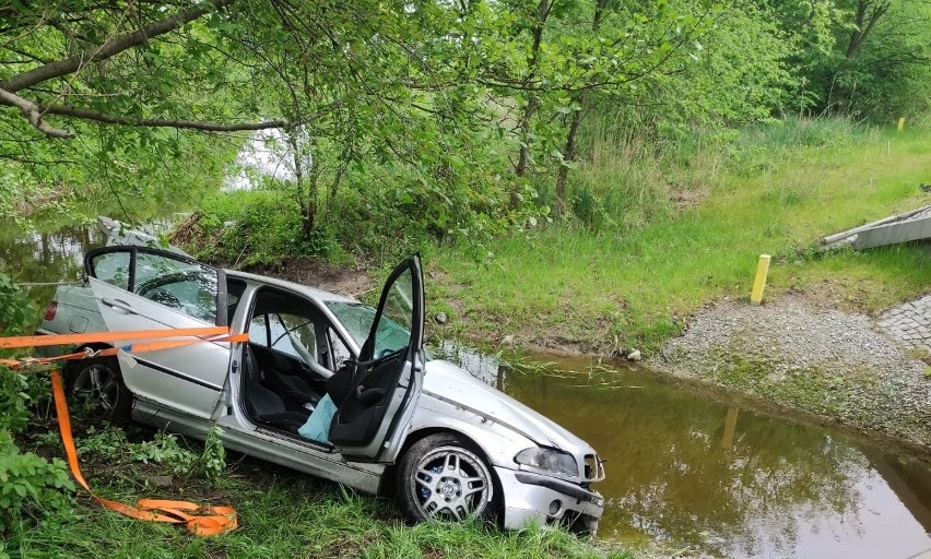 Samochód osobowy marki BMW wypadł z jezdni i zatrzymał się...