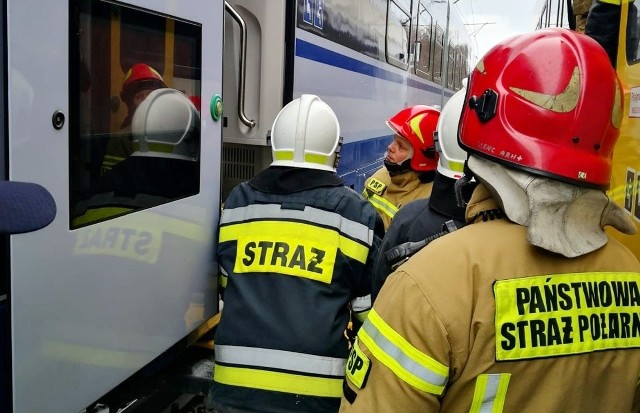 Pasażerowie PKP IC Racibórz - Białystok zostali ewakuowani z powodu pożaru.