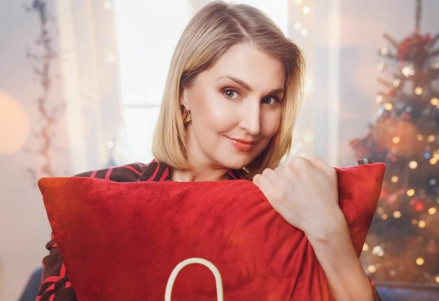 Najpiękniejsze utwory o tematyce świątecznej wykona jedna z najciekawszych wokalistek młodego pokolenia, znana z wielu telewizyjnych programów Karolina Leszko.