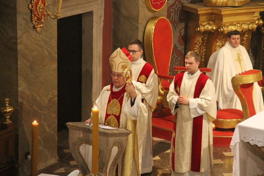 Biskup obmył nogi wiernym w Kielcach (zdjęcia)