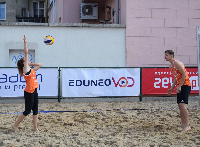 Na początek BeachBall Radom 2018 rozegrano turniej mixtów, w...