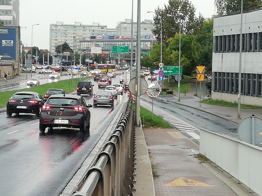 Korki przy FAT. Kierowcy narzekają na oznakowanie, miasto zaleca trzymanie się zasad