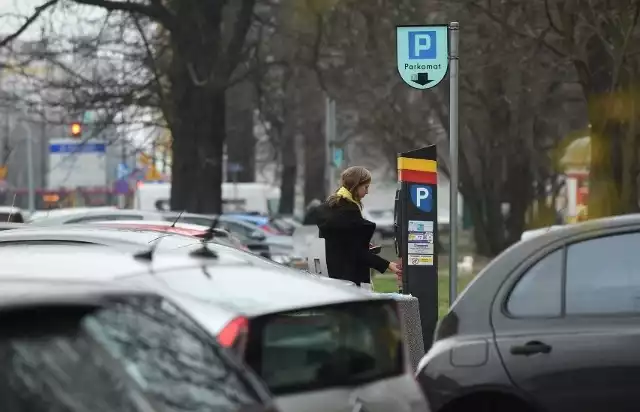 Wyższe stawki opłat za postoje w Strefie Płatnego Parkowania w Łodzi. Formalnie podwyżki wchodzą w nowy rok, a jako, że wypada w niedzielę, gdy parkowanie jest bezpłatne, realnie podwyżka wejdzie w życie w poniedziałek 2 stycznia.