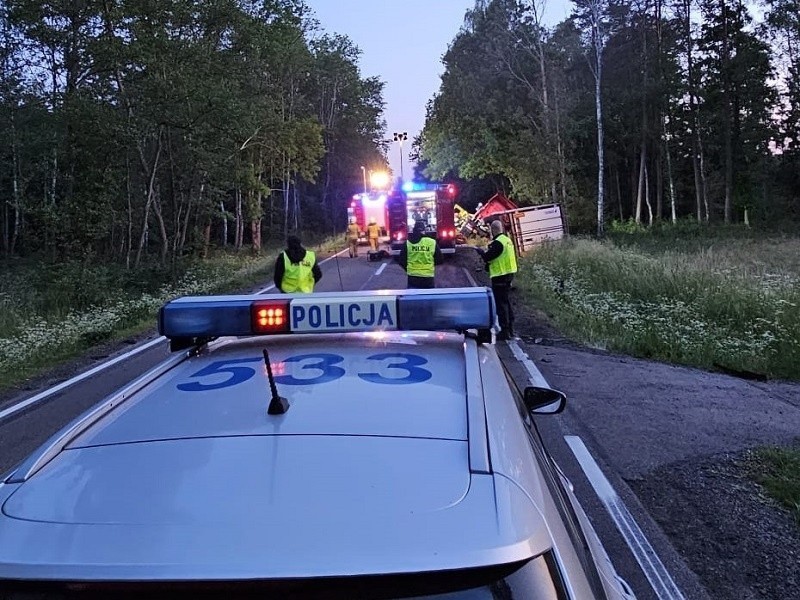 Policjanci z Człuchowa wyjaśniają okoliczności wypadku, do...