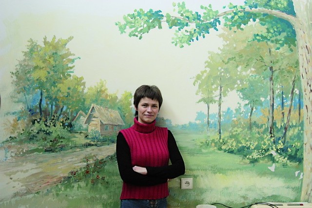 Sylwia Bączyk na tle jednej z prac swoich uczniów