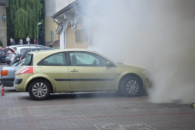 Poniedziałek, 13 czerwca, okazał się pechowy dla właściciela auta, które zostało zaparkowane pod marketem Netto.Spod maski samochodu zaczął wydobywać się dym. Przez chwilę sytuacja wyglądała naprawdę groźnie.Początkowo ogień próbowali gasić przypadkowi kierowcy. Na szczęście bardzo szybko przybyły dwa zastępy straży pożarnej i szybko opanowali ogień. Czytaj też: Tragedia w Wierzbnie. Zginął 14-latek