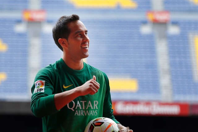 Claudio Bravo – Podstawowy golkiper Barcelony jest gwarancją bezpieczeństwa między słupkami. Chociaż reprezentant Chile trafił do Blaugrany już po trzydziestce, nie zapowiada się, żeby szybko odpuścił miejsce w składzie na rzecz młodszego Ter Stegena. Wiek nie wpływa również znacząco na wycenę Bravo, który zdaniem transfermakt.de wart jest 15 milionów euro.