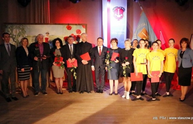 W środę, 11 kwietnia w  Staszowskim Ośrodku Kultury zorganizowano uroczystą sesję Rady Miejskiej i wręczono prestiżowe odznaki „Zasłużony dla Miasta”. W tym roku otrzymały ją dwie osoby prywatne i cztery instytucje. Nagrodzonych przedstawiamy na kolejnych slajdach.TOP 15 miejsc w Świętokrzyskiem widzianych z kosmosuZOBACZ TAKŻE: 60 SEKUND BIZNESU - o rozwoju polskich lotnisk i ruchu lotniczym w Polsce i Europie(Źródło:vivi24)