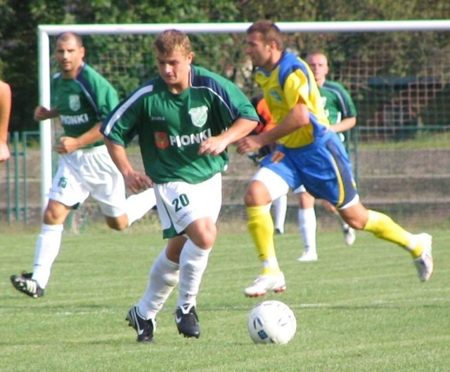 Piłkarze Prochu Pionki (zielone stroje) w końcówce spotkania stracili gola i tym samym komplet punktów.
