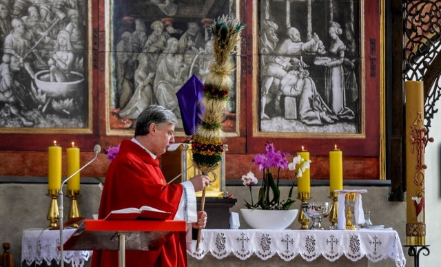Niedziela Palmowa w Bazylice Mariackiej - msza święta pod przewodnictwem ks proboszcza Ireneusza Bradtkego.