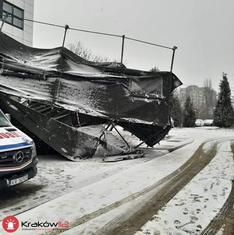 Kraków. Burza śnieżna nad miastem. Powalone drzewa, zerwane sieci, uszkodzony ambulans. Trudna sytuacja na drogach [ZDJĘCIA]