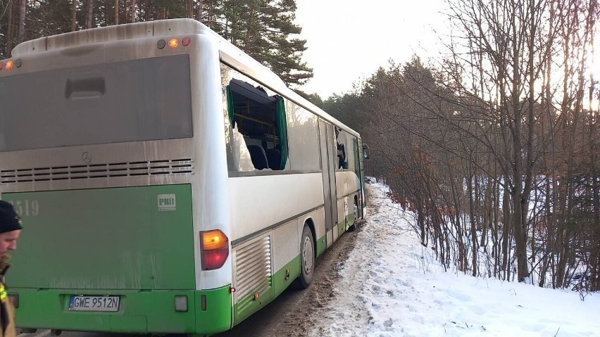 Samochód ciężarowy zderzył się z autobusem