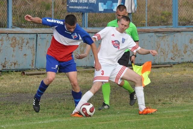 Kamil Bratek (na zdjęciu w białym stroju) i jego koledzy z Unii Sędziszów pokonali rywala z Pińczowa 2:1 i utrzymali się w lidze