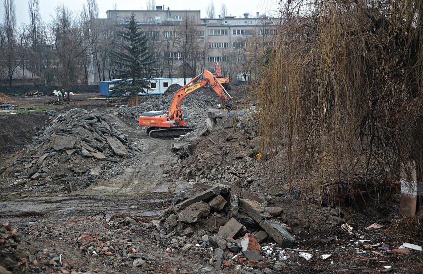 Kraków. Trwają prace rozbiórkowe dawnego basenu „Polfy" przy ul. Eisenberga. W jego miejscu powstanie nowy obiekt pływacki [ZDJĘCIA]