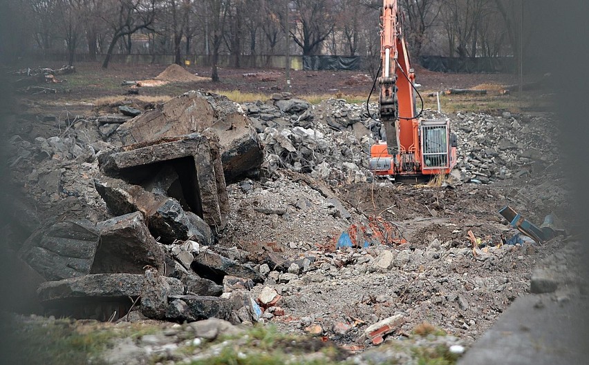 Kraków. Trwają prace rozbiórkowe dawnego basenu „Polfy" przy ul. Eisenberga. W jego miejscu powstanie nowy obiekt pływacki [ZDJĘCIA]