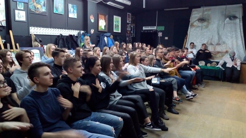 Naukowy maraton licealistów z I SLO przy Fabrycznej 10 w Białymstoku. Rozwijali pasje z energią (zdjęcia)