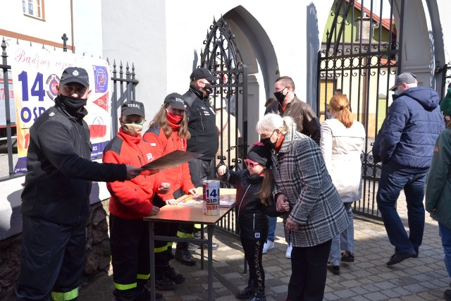 W niedzielę druhowie z Ochotniczej Straży Pożarnej w Lipnie kwestowali przed kościołem WNMP w Lipnie