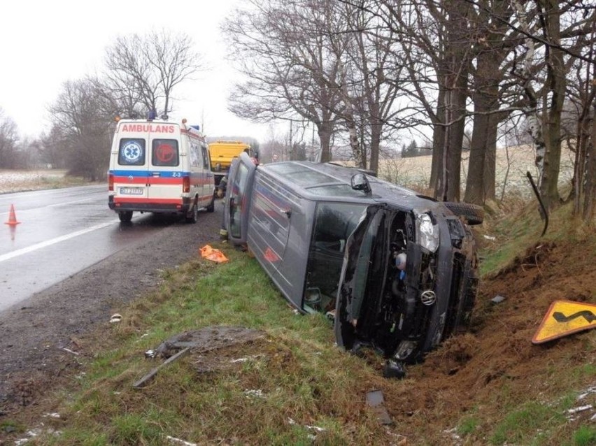 Groźny wypadek, bus przewrócił się na bok. Trójka dzieci została ranna (ZDJĘCIA)