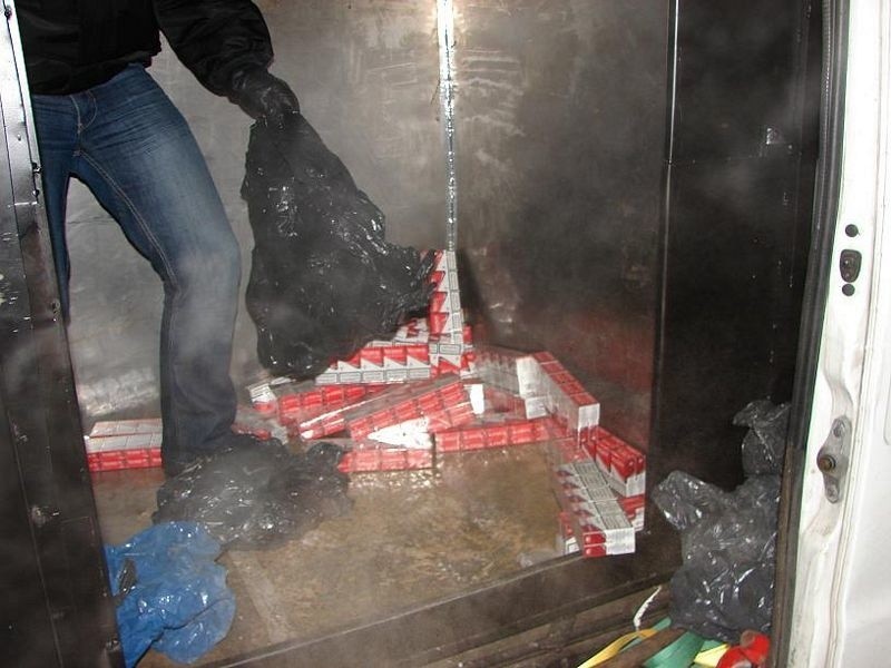 20 tysięcy paczek papierosów ukrytych w dostawczym fiacie