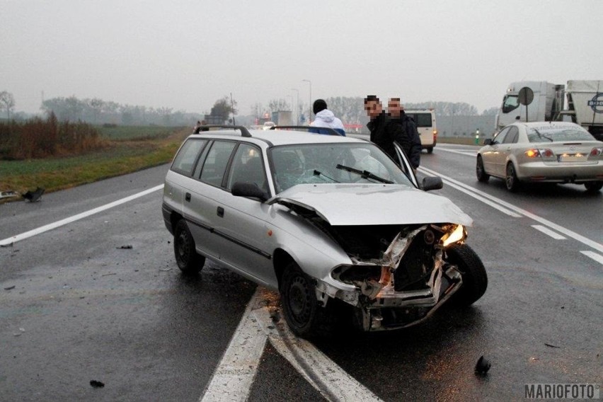 Opel astra zderzył się ze skodą octavią pod Opolem.