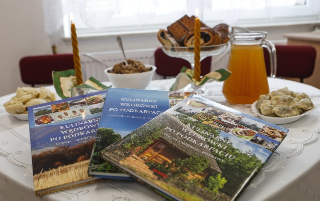 W pierwszej części książki, wydanej w 2014 roku, zebraliśmy smaki wschodniego Podkarpacia. W drugiej odkryliśmy potrawy naszych gór i pogórza. W trzecim tomie prezentujemy kuchnię z powiatów: dębickiego, kolbuszowskiego, mieleckiego, niżańskiego, ropczycko-sędziszowskiego, stalowowolskiego i tarnobrzeskiego