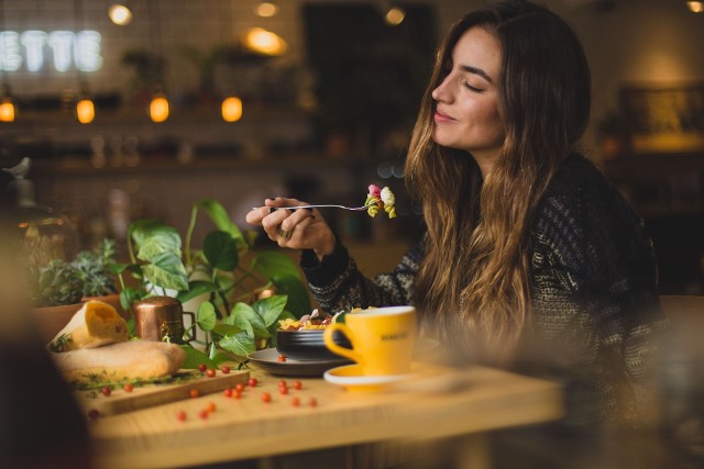 Gdzie dobrze zjesz w Lubuskiem? Turyści ocenili blisko 300 restauracji. Poznajcie TOP 20 wg TripAdvisor. Na największej na świecie stronie turystycznej TripAdvisor  turyści dzielą się swoimi opiniami na temat odwiedzonych przez nich miejsc. Oceniają je, przyznają punkty, dodają zdjęcia, recenzje.  Dzięki takim danym – ponad 500 mln bezstronnych recenzji - TripAdvisor tworzy rankingi. Poznać możemy m.in. najlepsze restauracje w Lubuskiem czy SPA. Ostatnio publikowaliśmy ranking miejsc, gdzie poczuć możecie się, jak w siódmym niebie. Szukacie odpowiedniego SPA? Sprawdźcie, co polecili turyści:TOP miejsc SPA w regionie [LISTA]Zastanawiacie się, gdzie w Lubuskiem można smacznie zjeść? Gdzie warto się wybrać i spróbować czegoś wyjątkowego? Gdzie klient jest dobrze traktowany i skąd nigdy nie wyjdzie głody? Sprawdziliśmy, które restauracje w Lubuskiem zyskały najwięcej głosów turystów. Kliknijcie w zdjęcie i przejdźcie do galerii. Poznajcie TOP 20 restauracji polecanych na TripAdvisor.  Dane pochodzą z 18 lutego 2019 roku.