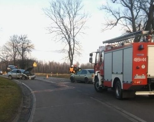 Do zdarzenia doszło w środę na skrzyżowaniu dróg wojewódzkich 865 i 867 w Oleszycach w pow. lubaczowskim.Jak ustalili policjanci, 29-letni mieszkaniec powiatu jarosławskiego, kierując hondą, nie ustąpił pierwszeństwa przejazdu i zderzył się z mazdą. 33-letnia mieszkanka powiatu lubaczowskiego, która kierowała mazdą, jak również pasażerka hondy 60-letnia mieszkanka powiatu jarosławskiego, trafiły do szpitala.Badanie stanu trzeźwości wykazały, że zarówno kierowca hondy, jaki i kierująca mazdą, byli trzeźwi. Przez kilka godzin ruch na drodze odbywał się wahadłowo.zobacz też: Wypadek w rejonie Jarosławia. Drzewo spadło na samochód
