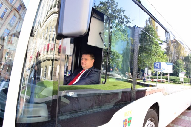 Na placu Ratuszowym zaprezentowano testowany w Bielsku-Białej w pełni elektryczny autobus mercedesa eCitaro.
